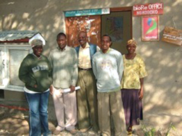 ンゴボコ村のオフィスの面々