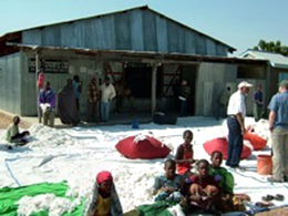 ンゴボコ村の集荷場です<br />
中は倉庫になっています