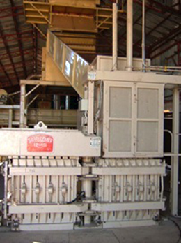 原綿をベールに圧縮する機械　<br />
この写真は種を分離した後の綿をベールと<br />
呼ばれる塊に圧縮する機械です