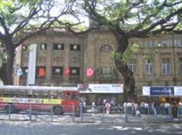 ムンバイの中心街は思いのほか歴史を感じさせる<br />
落ち着いた街並みだった