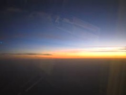 着陸前の飛行機から見た夕暮れせまるインド大陸