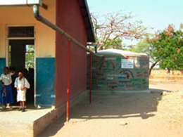小学校に寄付された雨水タンク