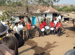 坂を下り、Neemkundiya村のCOOPが支援している学校を訪問。