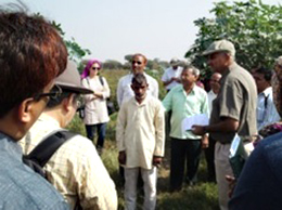 最初の訪問先であるPipaljhopa村の農家の畑で、ラジブさんの説明を受ける。